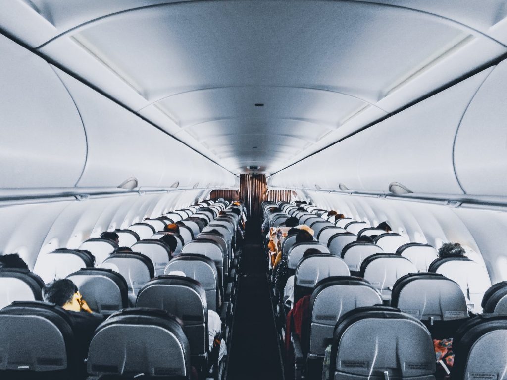 Interior de um avião vazio