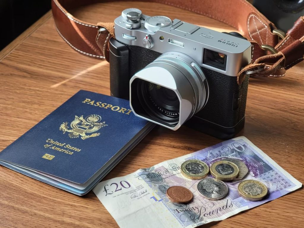 Câmera, passaporte e dinheiro