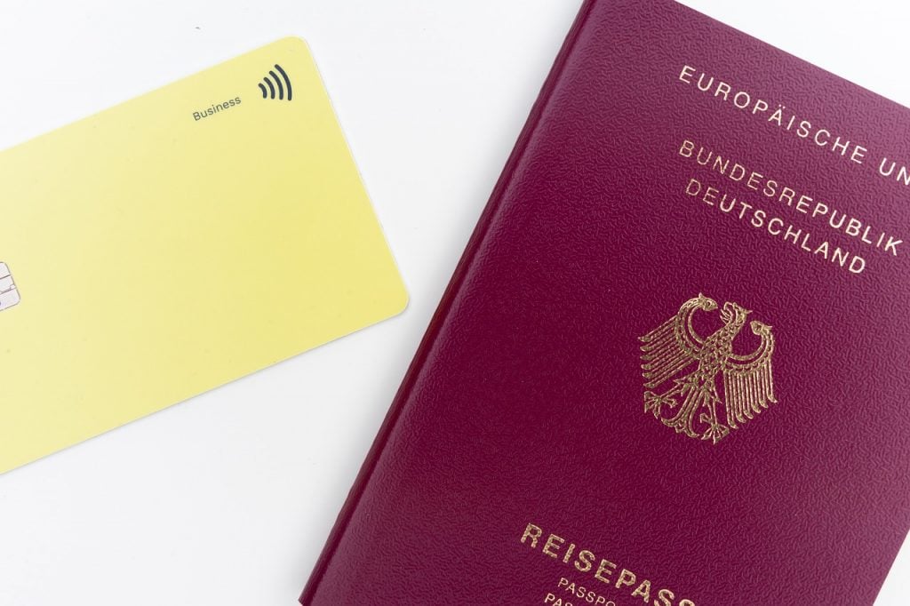 Passaporte e cartão amarelo