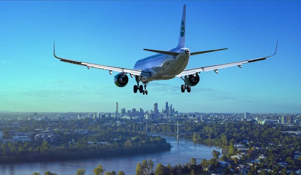 Avião sobrevoando cidade