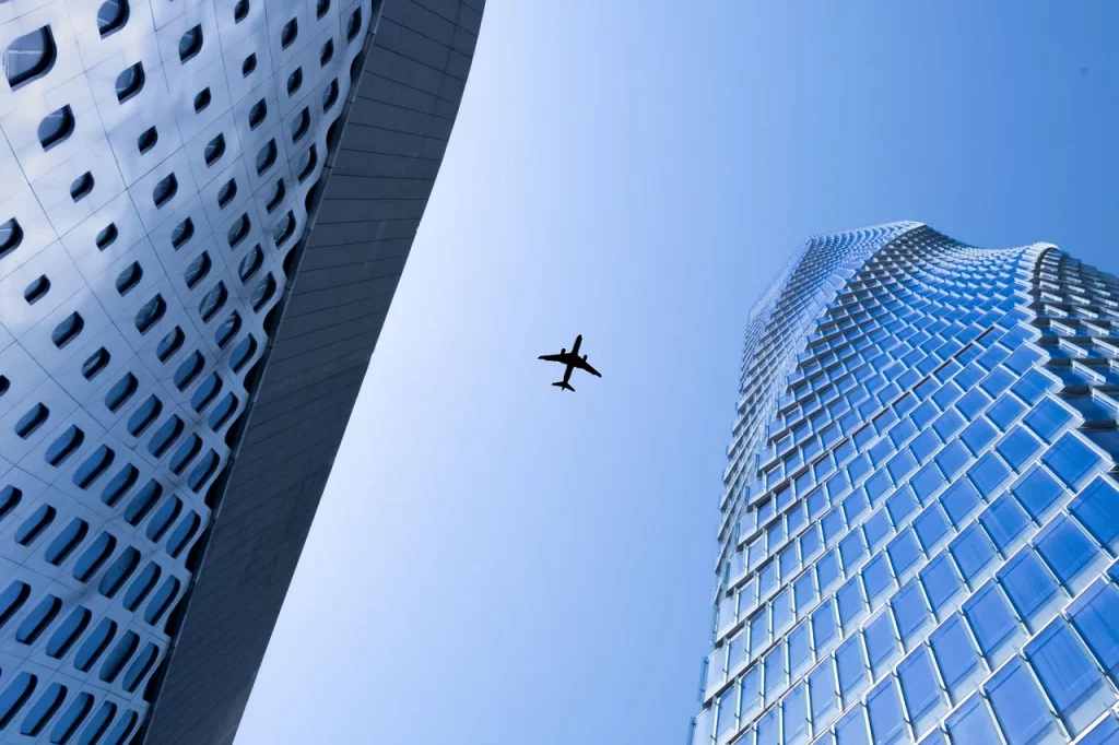 Avião entre prédios