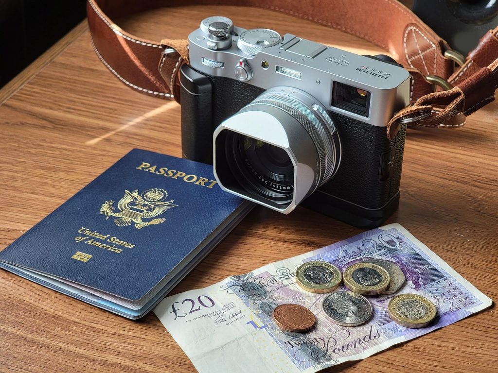 Câmera fotográfica, passaporte e dinheiro