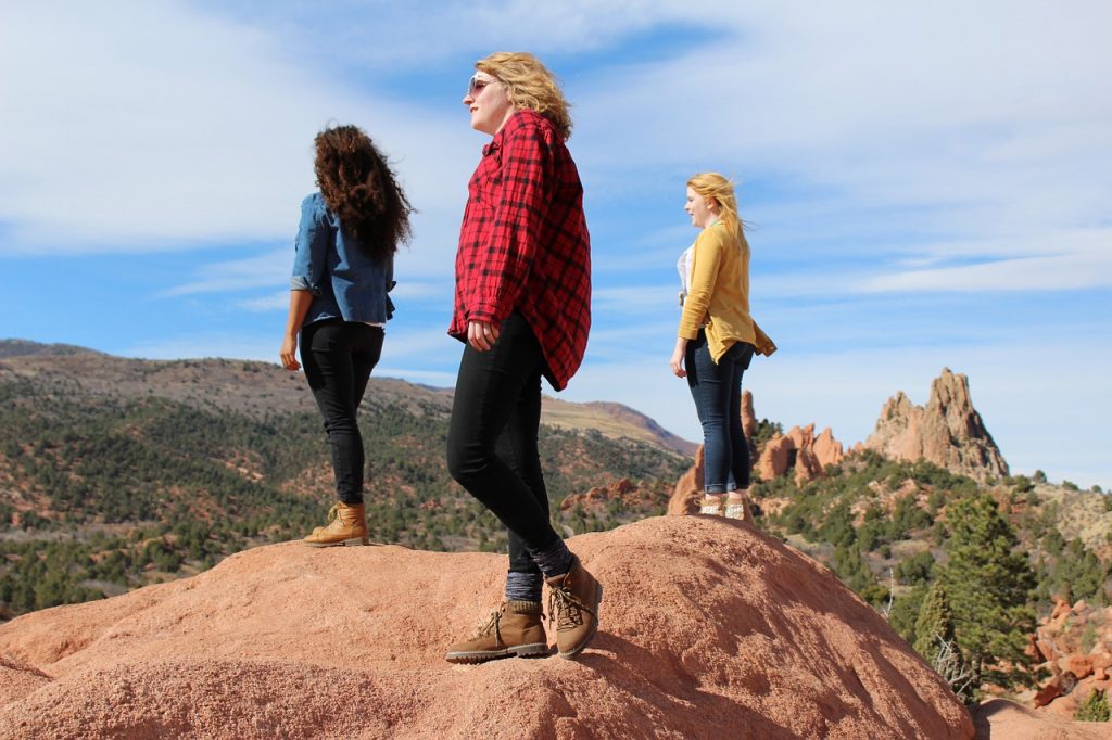 Três mulheres no topo da pedra