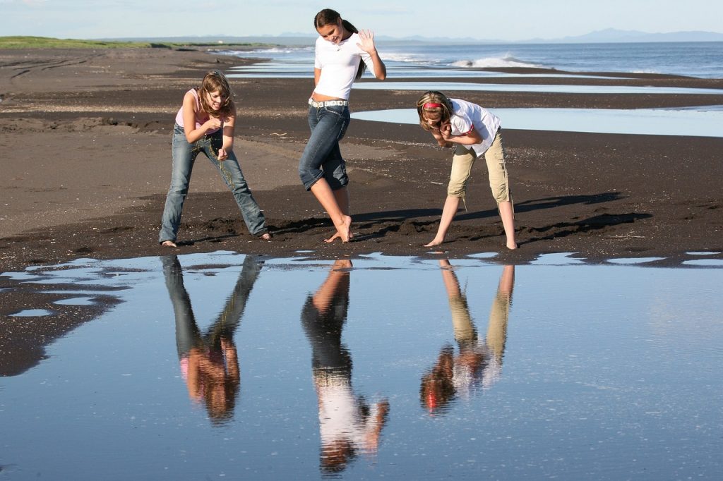 Meninas brincando na praia