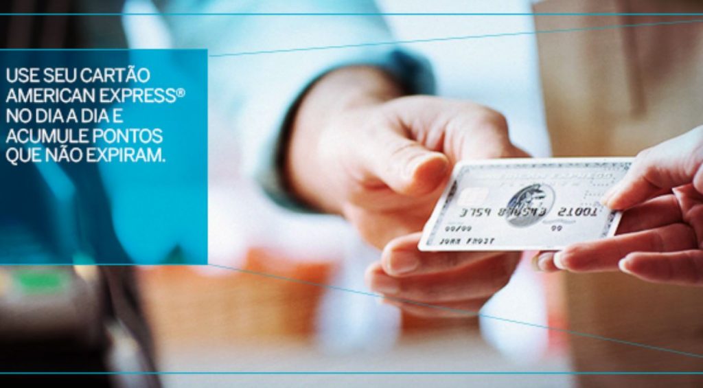 Mão entregando cartão Amex