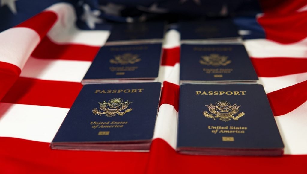 Passaportes americanos na bandeira