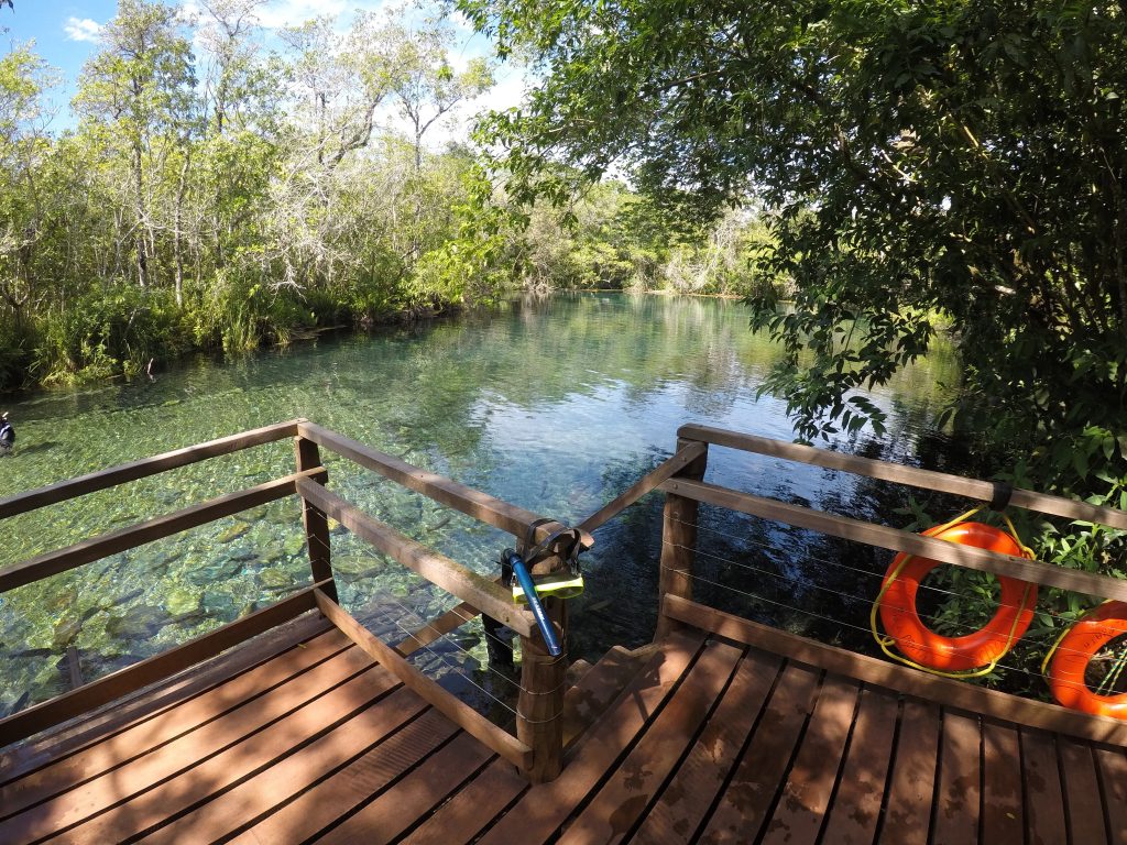 Deck em piscina natural de Bonito