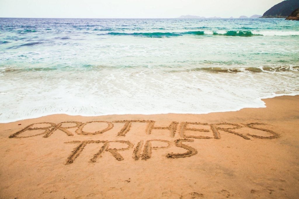 Praia escrito Brother's Trip na areia