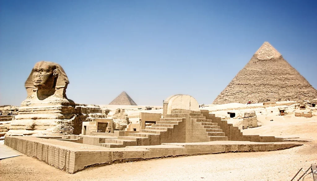 Pirâmide e esfinge no Egito