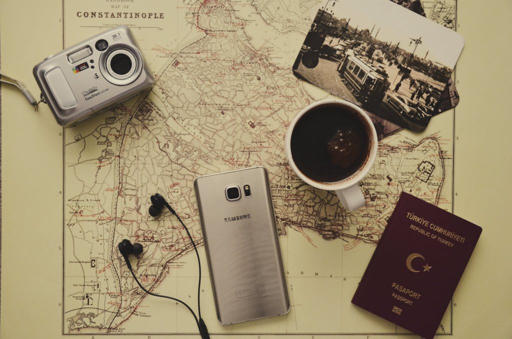Mapa, câmera, celular e passaporte