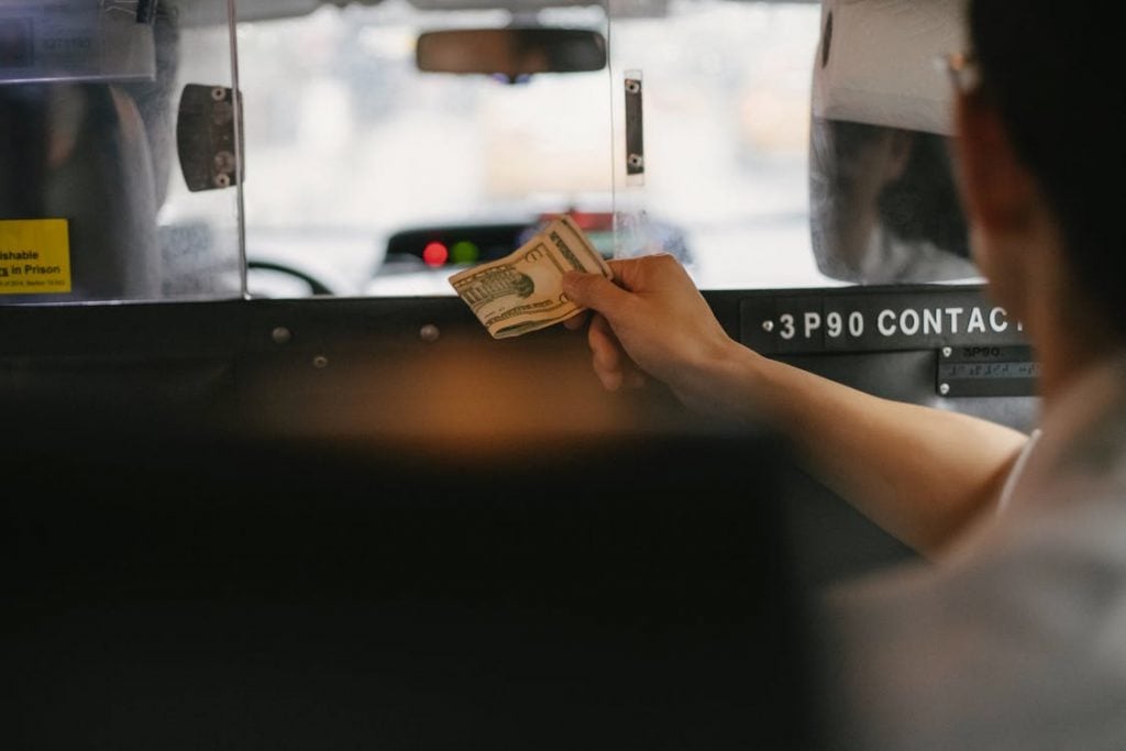 Pessoa pagando táxi em dólar