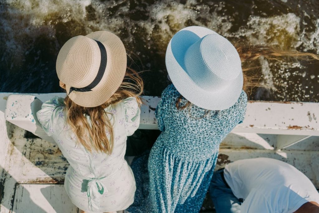 Mulheres de chapéu no barco