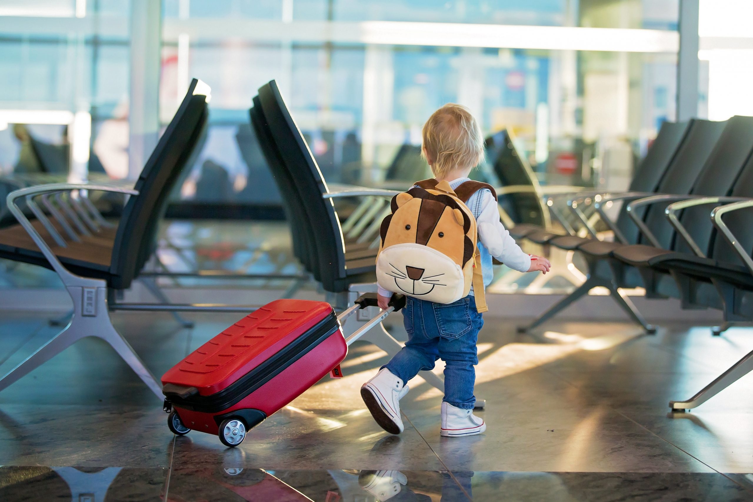 Criança andando no aeroporto