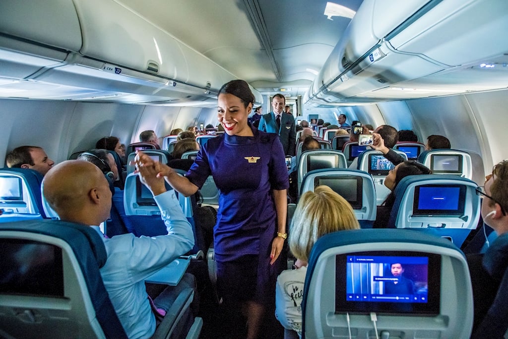Aeromoça e passageiros Delta