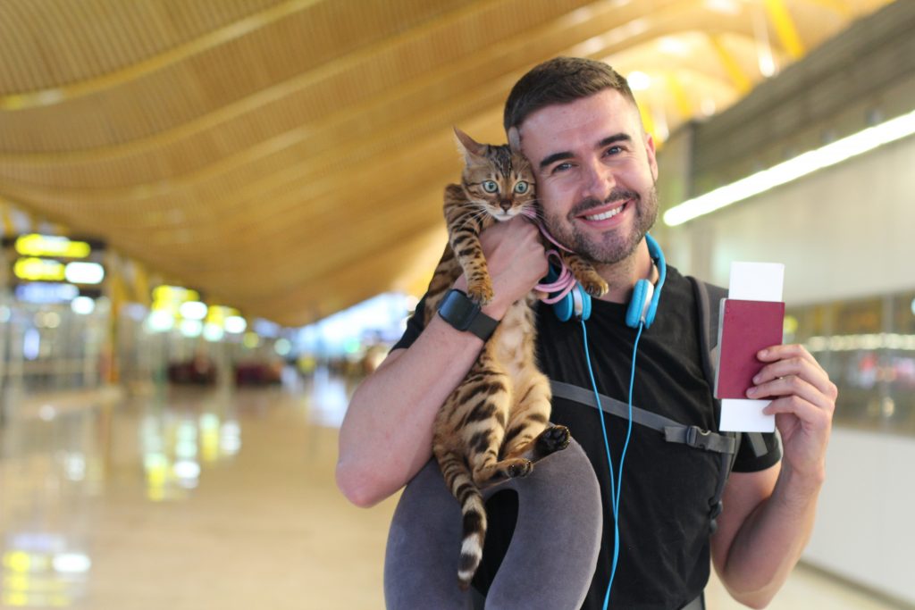 Homem segurando gato e passaporte