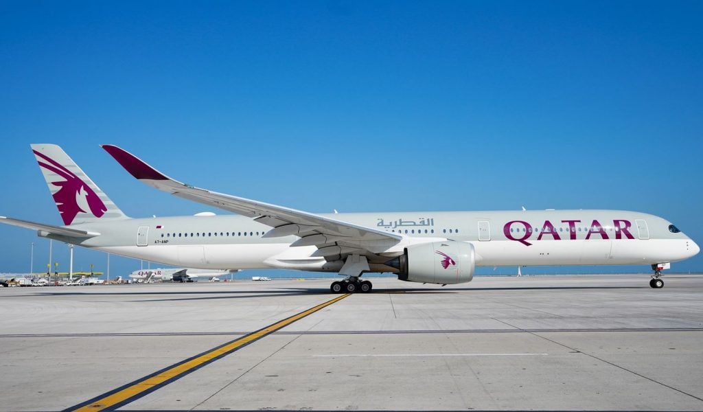 Avião da Qatar na pista