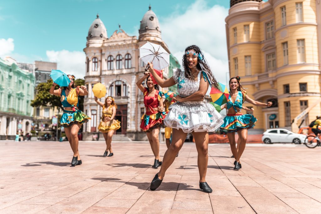 Meninas dançando frevo em Recife