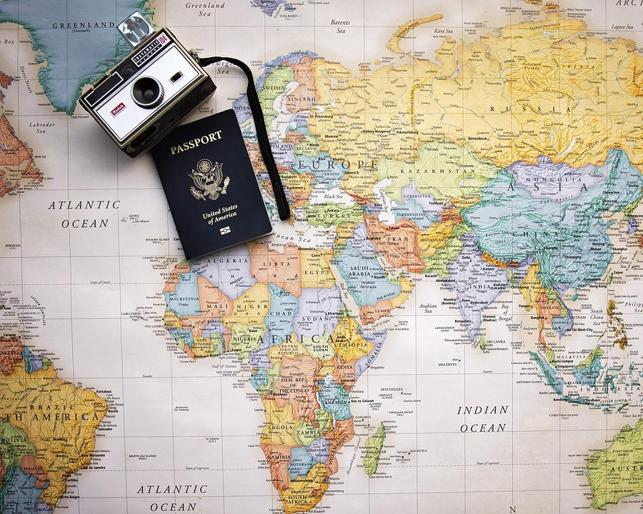Passaporte e câmera sobre mapa