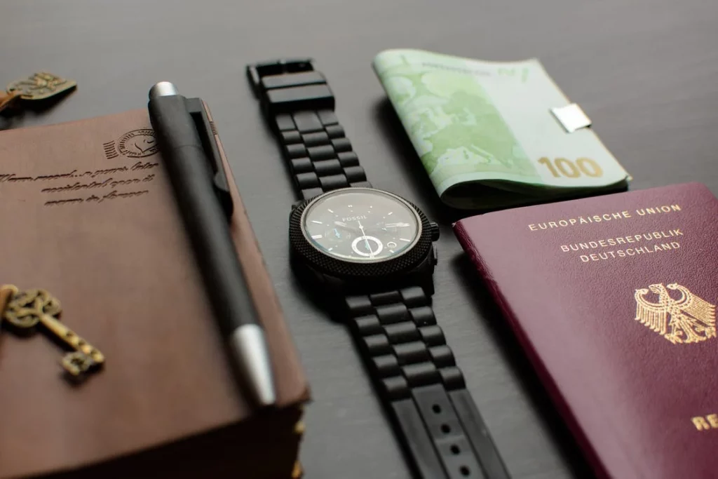 Relógio, dinheiro e passaporte