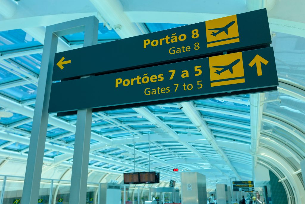 Placas dentro do aeroporto de Santos Dumont