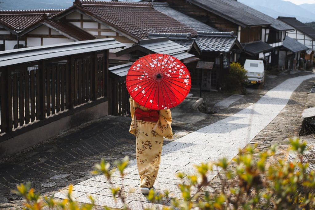 Japonesa andando na rua