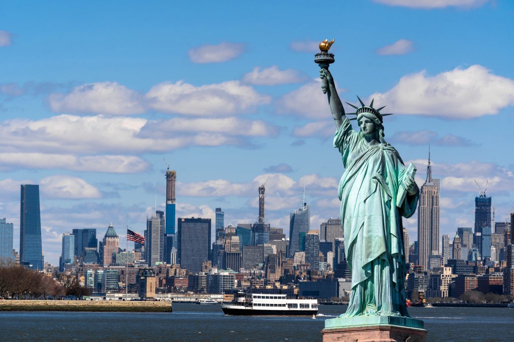 Estátua da Liberdade com cidade de NY ao fundo