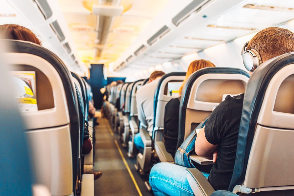 Interior de avião com passageiros