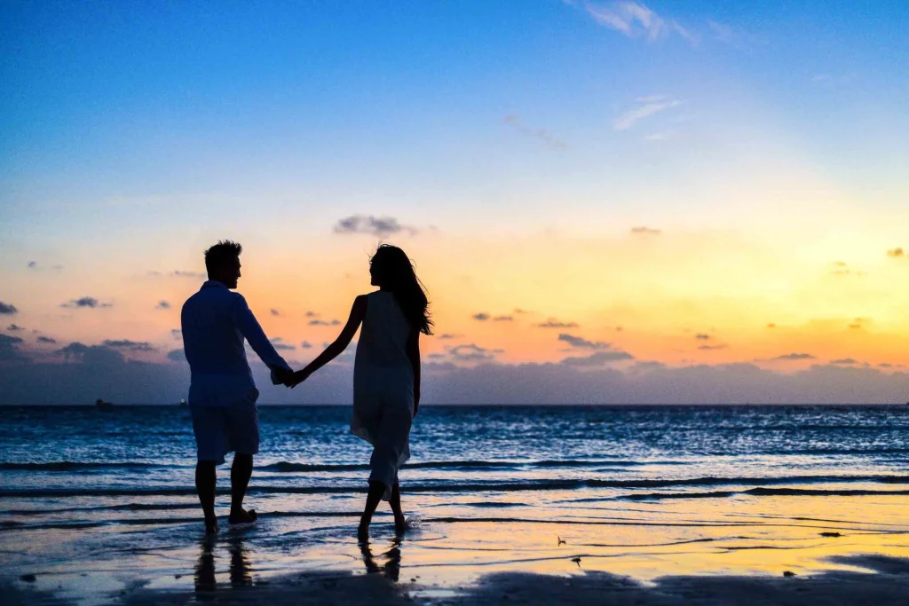 Casal de mãos dadas na praia