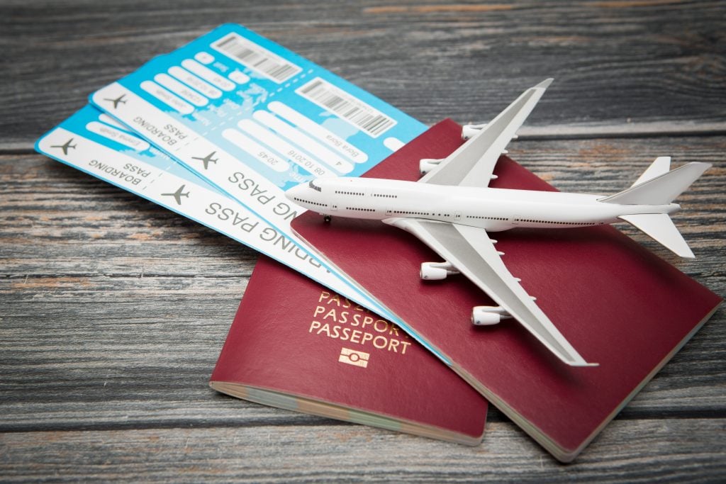 Passaporte, passagens e avião de brinquedo