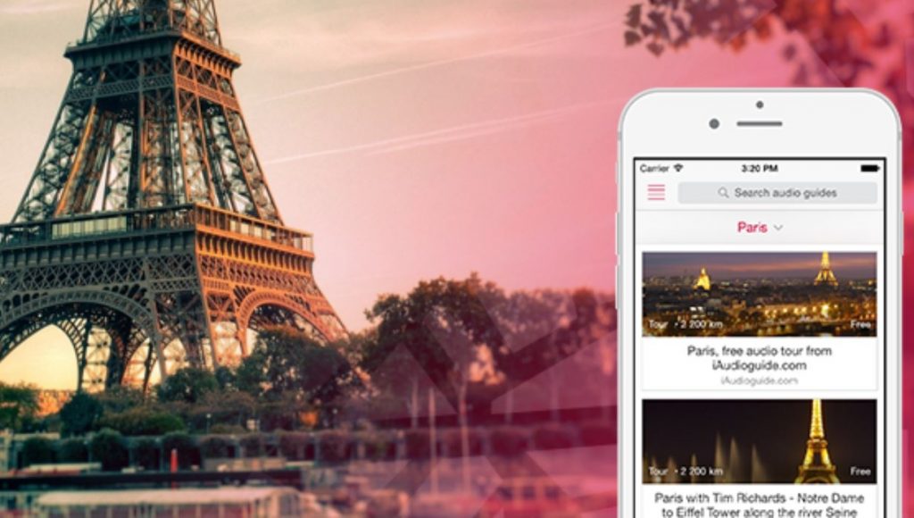 Torre Eiffel ao fundo com app em celular na frente