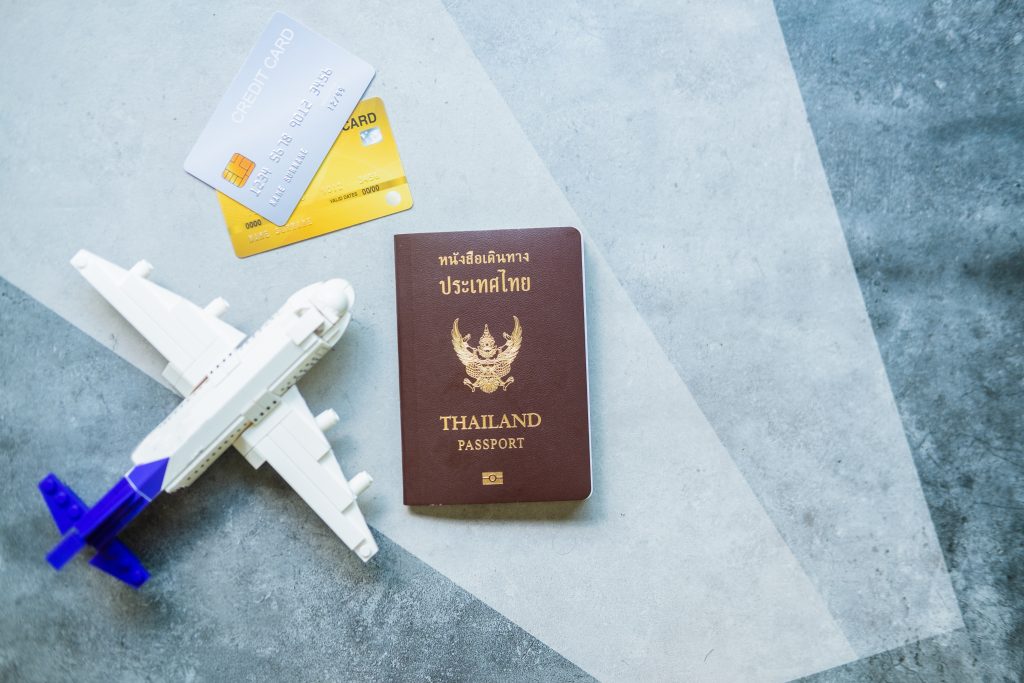 Passaporte Tailandês, avião e cartões
