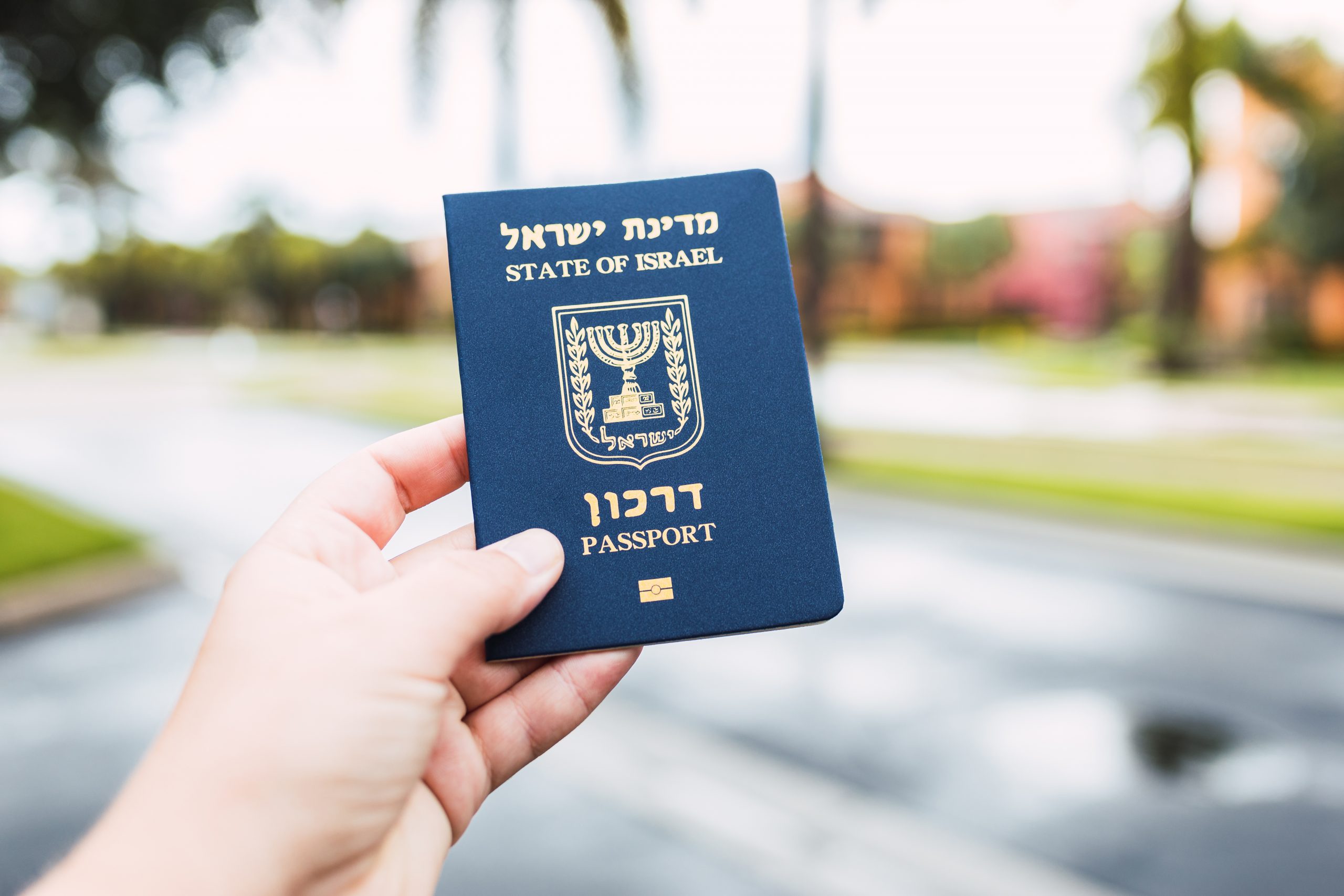 Pessoa segurando passaporte de Israel