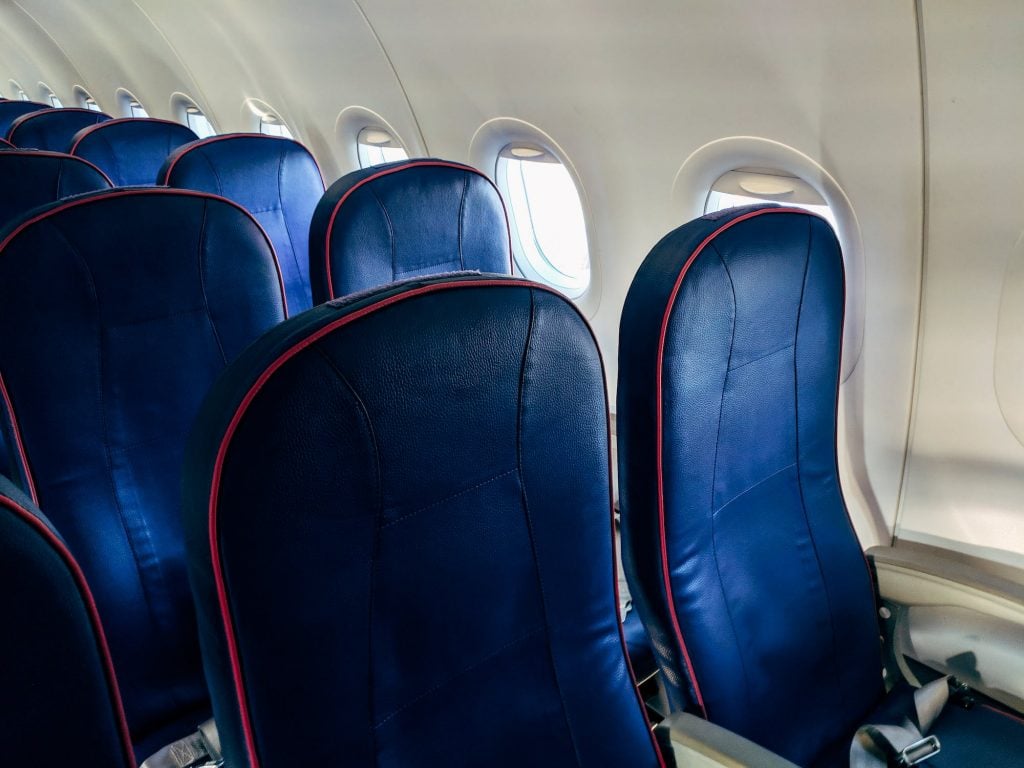 Assentos azul-escuro em avião