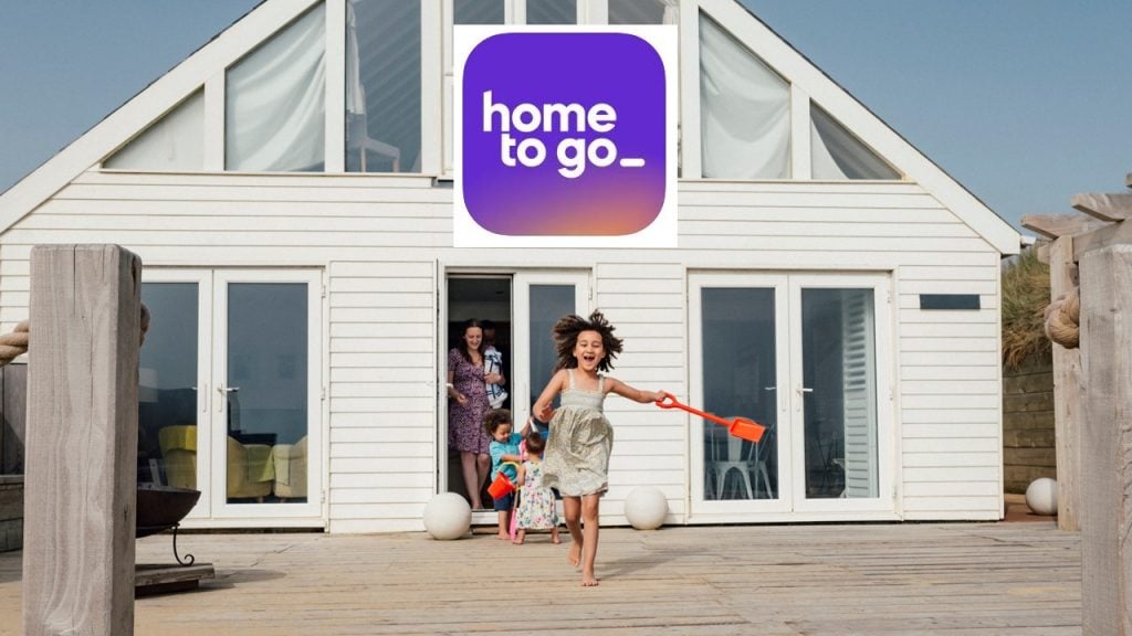 Criança correndo com família em frente a casa com logo do app