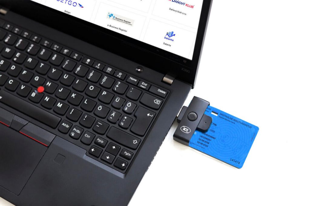 Cartão e-Residency em USB conectado a notebook
