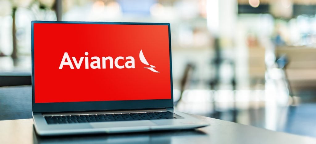 notebook aberto no site da Avianca para comprar passagens promocionais